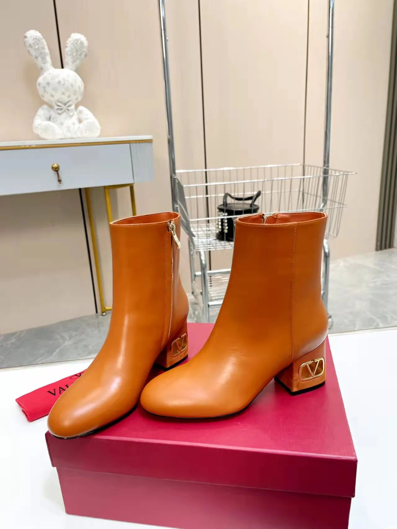 👟👟Ex-factory price 600👟👟 Leather sole +40 🆕 Valentino. Valentino autumn and winter fashion women's boots: Comfortable and versatile on the upper feet, showing long legs, Fabric: Imported first-layer cowhide ⚡The most popular V buckle ⚡The inner feet are all genuine leather Code number: 35−40 (Customized size 41)